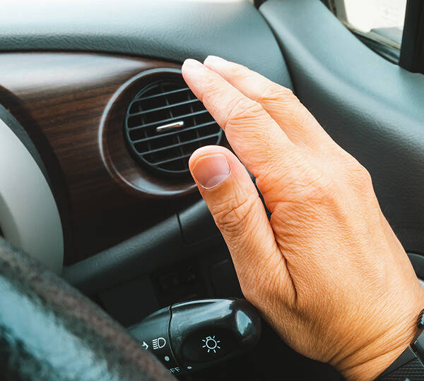 症状：風が弱い（ブロアモーターやダクトの確認）
